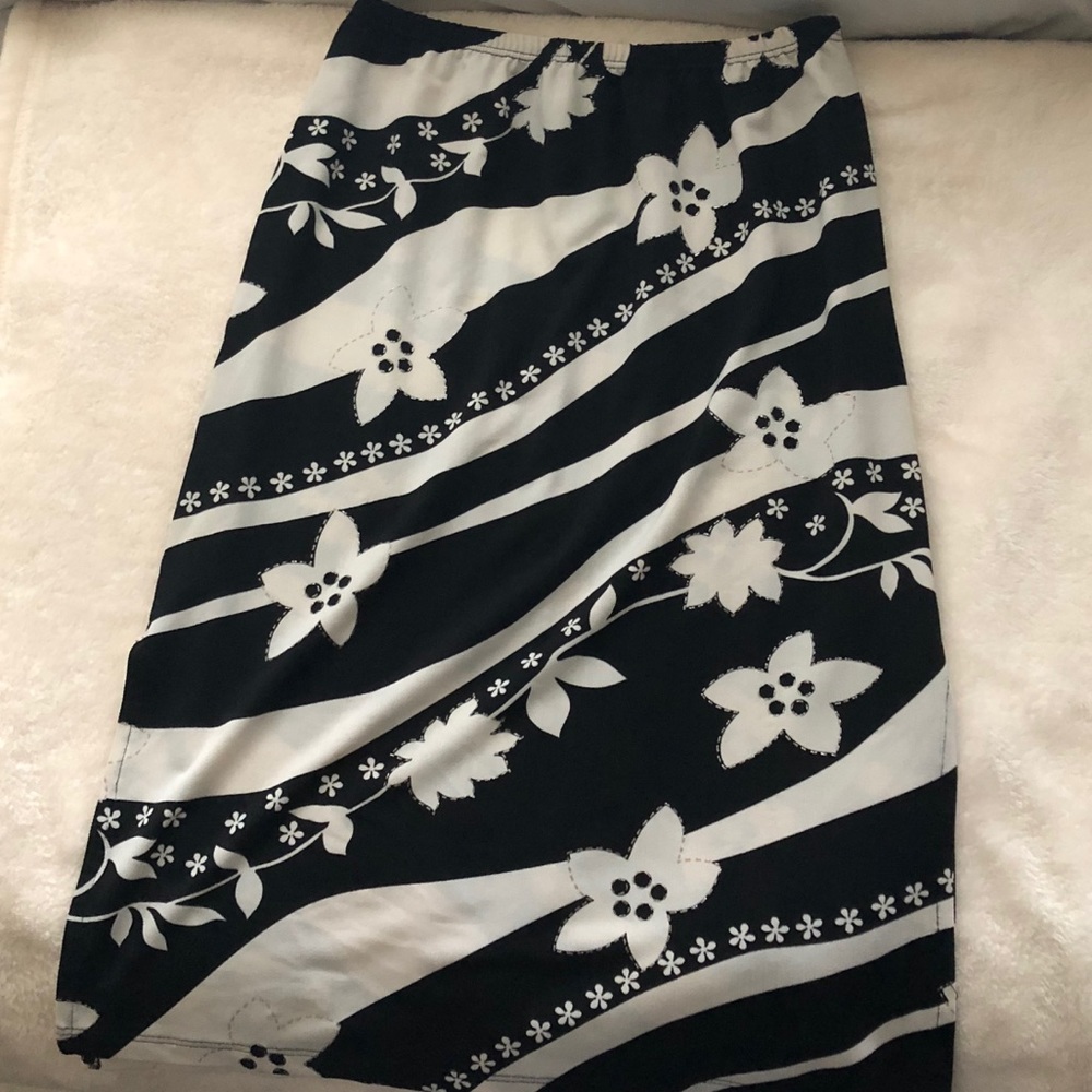 Women’s Black and white skirt